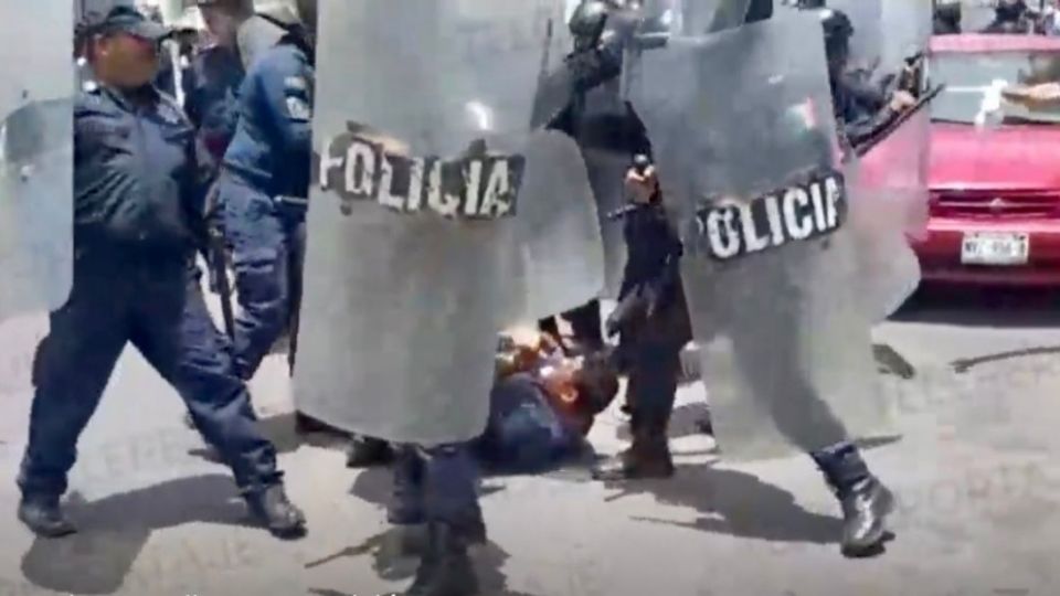 Una manifestación del magisterio de Tabasco fue reprimida por policías estatales, quienes los golpearon y desalojaron de una de las vialidades más importantes de Villahermosa