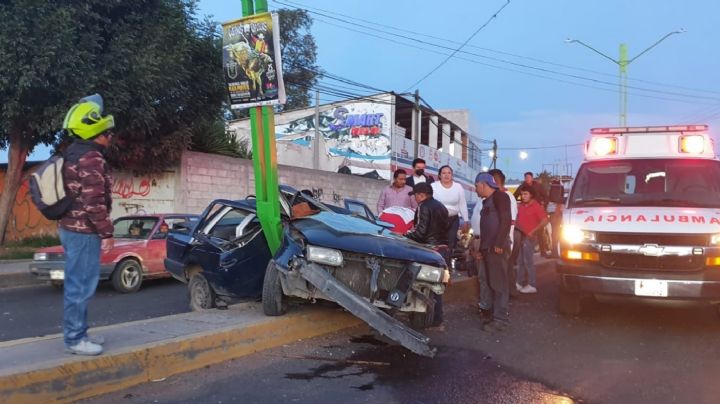 FOTOS | Tsuru familiar se parte contra poste en Tulancingo; sin lesionados graves