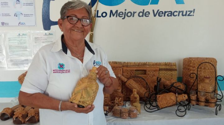 De plaga a artesanías: Guille teje con lirio acuático en Boca del Río