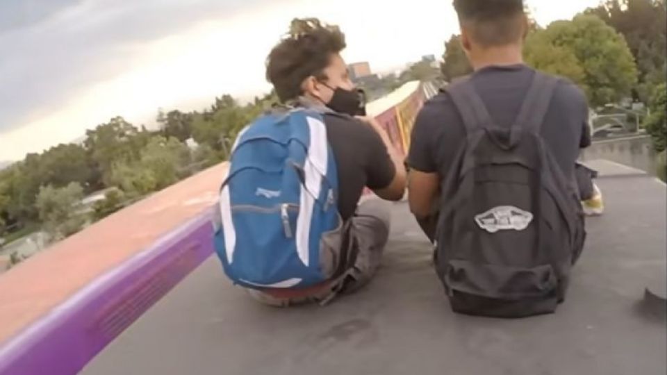 Un grupo de jóvenes burló la seguridad del Metro y viajó sobre el techo del tren durante una estación.