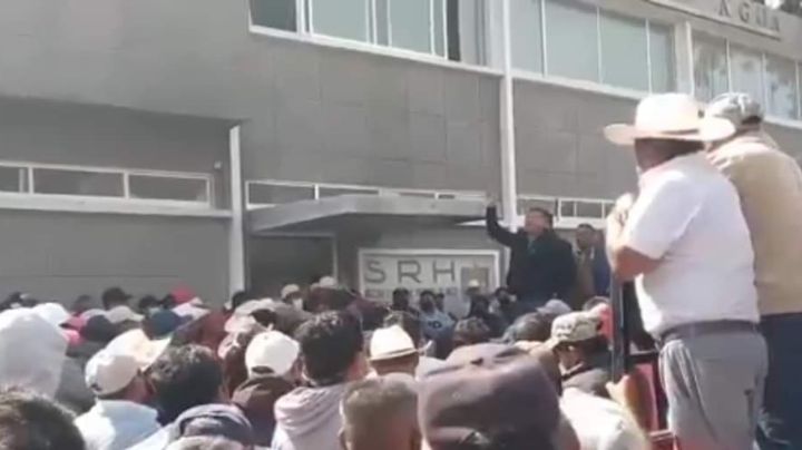 Por falta de agua, retienen en Mixquiahuala a funcionarios de Conagua