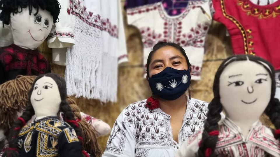 Desde hace varias décadas, las “Comadres” se establecieron como un elemento de preservación de la vestimenta y juguete tradicional de Santa María Tlahuitoltepec