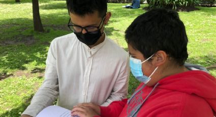 Con libro en Braille para niños, derriban barreras para personas con debilidad visual