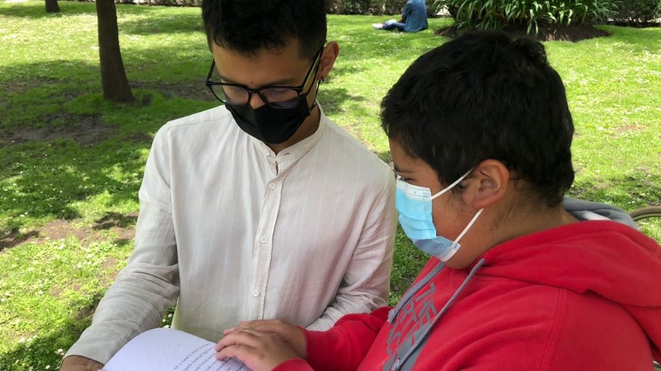 En un esfuerzo conjunto, Emiliano Cuenca Pichardo y Andrés Bustamante Ortiz escribieron el libro Polinizasong.