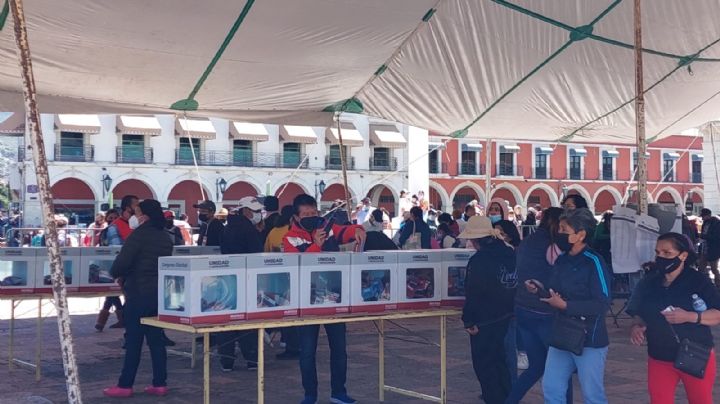 Realizan filas en Plaza Juárez para votar en renovación de Consejo Estatal de Morena