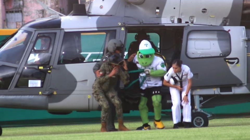 Transportan en helicóptero de la Secretaría de Marina a la mascota del equipo de béisbol Olmecas de Tabasco