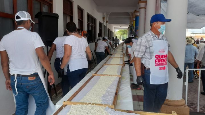 ¡Se logró! Hacen el queso fresco más grande de México en Tlalixcoyan