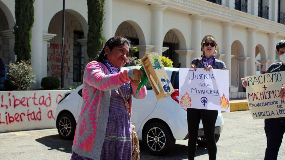 La mujer, quien no hablaba el español cuando la detuvieron e incluso no supo cómo defenderse en un principio porque no tuvo a la mano un traductor de su lengua, el tseltal, ya había denunciado en su comunidad que ella y sus dos hijos eran víctimas de violencia familiar.