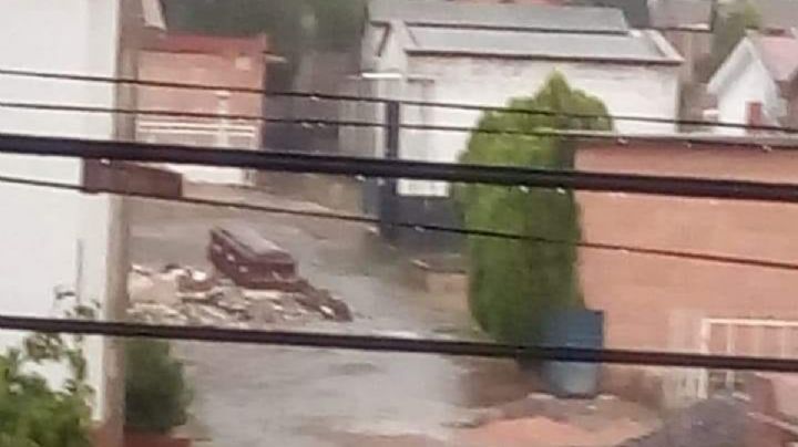 Tras intensa lluvia en Huichapan, corriente se lleva hasta un ataúd