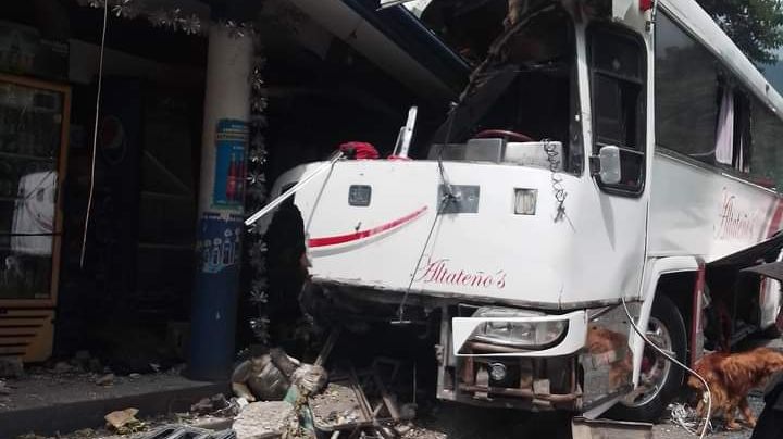 Autobús con jornaleros que viajaban a Estados Unidos choca contra casa en Veracruz