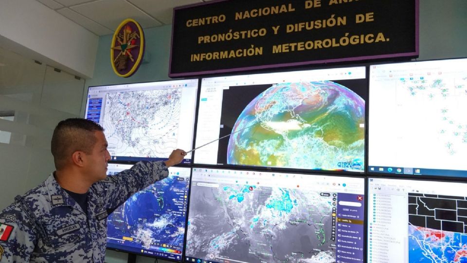 Elementos de la Fuerza Aérea Mexicana durante el análisis y pronóstico del Sistema Meteorológico para la prevención de huracanes, sequías e incendios forestales. Foto: Cuartoscuro