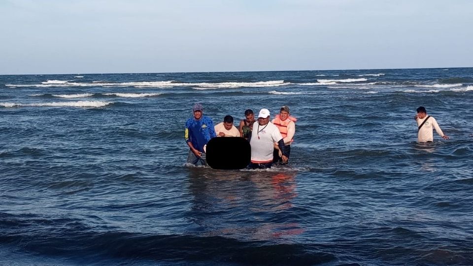 El menor ingresó a la playa Chachalacas y la corriente lo jaló al fonfo