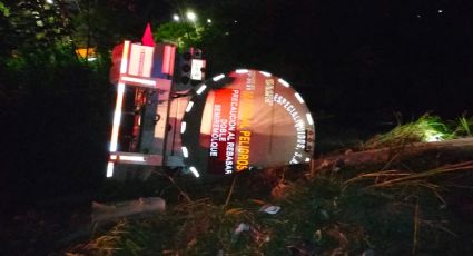 Vuelca pipa en Minatitlán, chófer afirma que huía de asaltantes