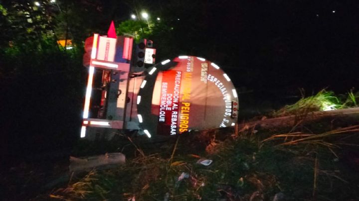 Vuelca pipa en Minatitlán, chófer afirma que huía de asaltantes