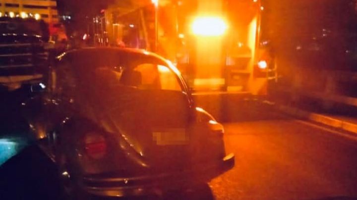 FOTOS | Iba en su vochito a toda velocidad, pero queda prensado contra camión