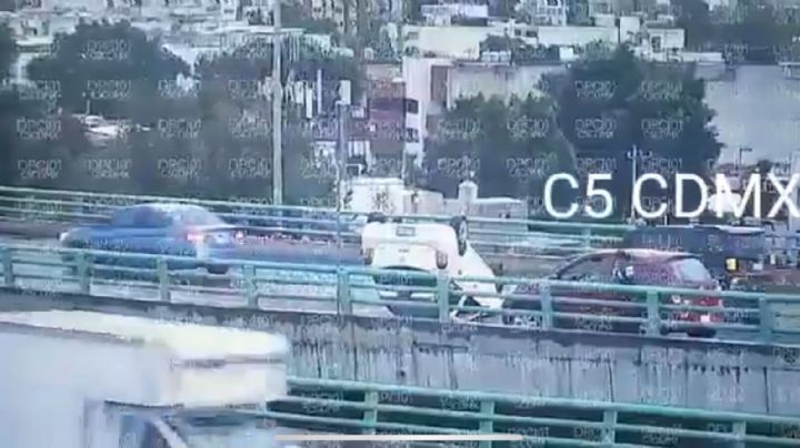 ¡Se salvó por poco! Auto vuelca y casi cae del Segundo Piso del Periférico