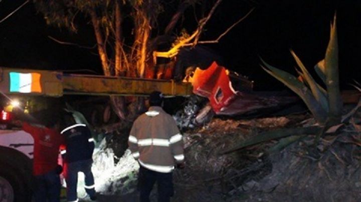 FOTOS | Trailero borracho se lleva de corbata cuatro autos en Tula de Allende