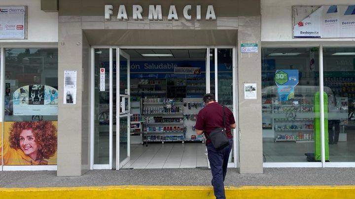 "López-Gatell habla desde su privilegio", critican pacientes de consultorios de farmacia