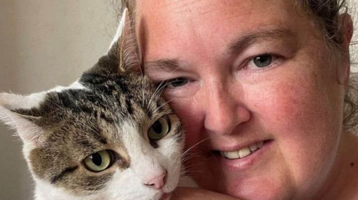 Mujer sufre ataque al corazón; gato la salva al darle golpes en el pecho