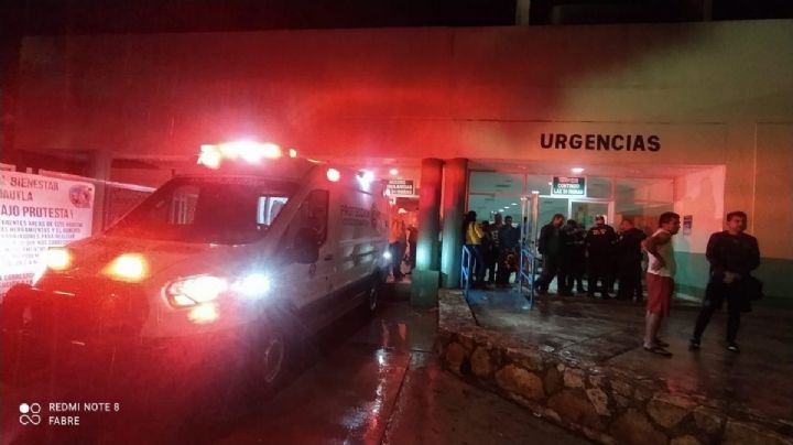 Aficionados al futbol se protegen en un árbol de la tormenta, cae rayo y mata a uno