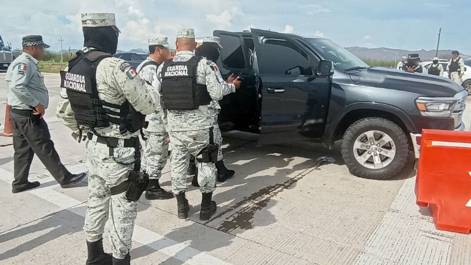 Los sujetos portaban en el interior del vehículo armas de fuego cortas y otra arma tipo fusil; además, intentaron engañar a los agentes de la Guardia Nacional bajo el argumento que trabajaban “en una institución de gobierno”.