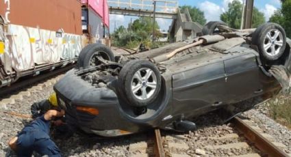 VIDEO | Quiso ganarle al tren en Tula y terminó volcado