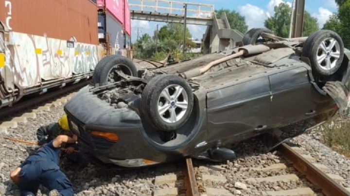 VIDEO | Quiso ganarle al tren en Tula y terminó volcado