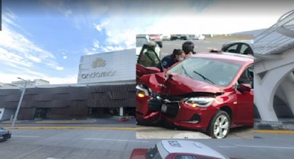 Pierde el control y casi se mete a plaza Andamar con todo y auto