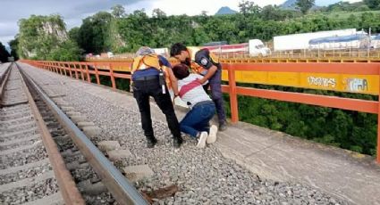 Rescatan a mujer de caer del puente Metlac en Fortín, Veracruz