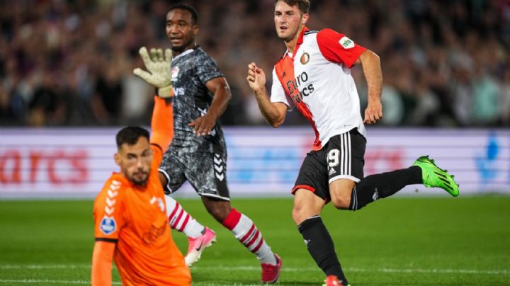 Santiago Giménez marca su primer golazo en Europa en increíble cara a cara