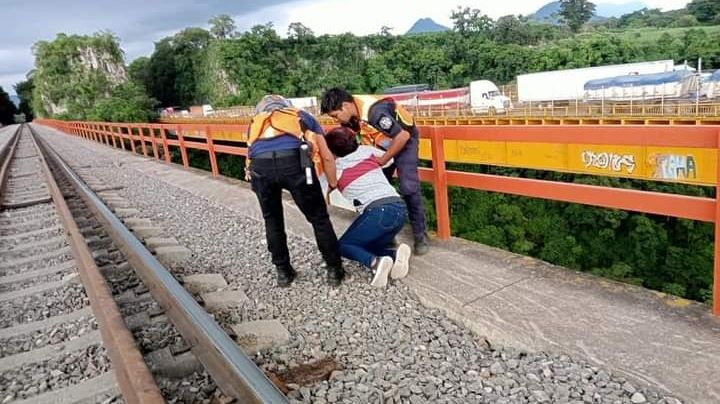 Rescatan a mujer de caer del puente Metlac en Fortín, Veracruz