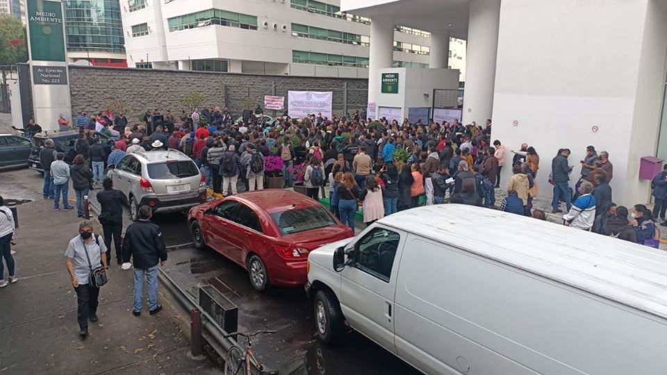 Protesta de trabajadores de la Semarnat