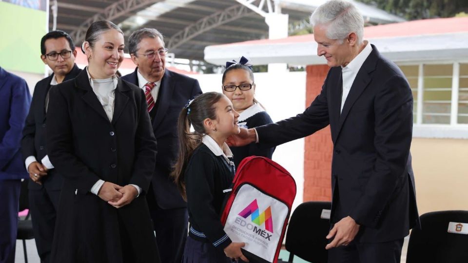 Este lunes regresaron a clases más de 3 millones 200 mil alumnos de nivel básico, en 21 mil planteles educativos del Estado de México.