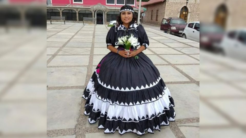 La mujer rarámuri, cuyas fotografías de su vestido de XV Años se viralizaron en redes sociales debido a su belleza, fue identificada como Cristal Nohemí