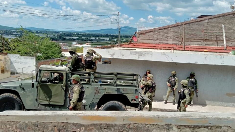 Los menores jugaban en la calle cuando el balón se fue hacia un lote baldía, donde había un costal, del cual salían partes de un cadáver