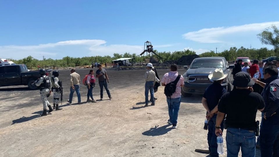 Otros cinco mineros lograron salir de la mina, antes de que se inundara el pocito; extracción de agua se dificulta y gobierno responsabiliza a concesionario