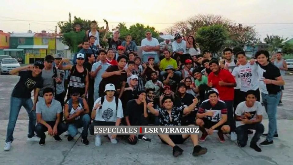 Grupo de jóvenes de Veracruz que usan el freestyle para demostrar su talento con rap.