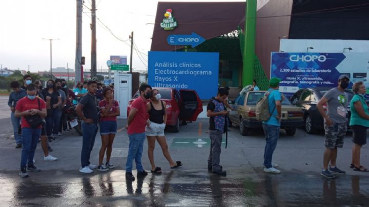 ¡Jarochos lo vuelven hacer! Duermen en negocio por donas gratis