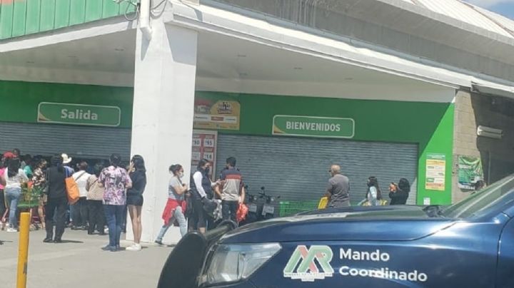 FOTOS | Cliente de Aurrerá Tulipanes olvidó el cubrebocas y guardias lo agreden