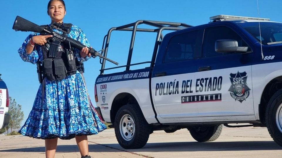 Liliana Moreno Holguín se siente orgullosa de pertenecer a la etnia rarámuri y a la Policía de Chihuahua, por lo que viste tanto su uniforme como su vestimenta típica