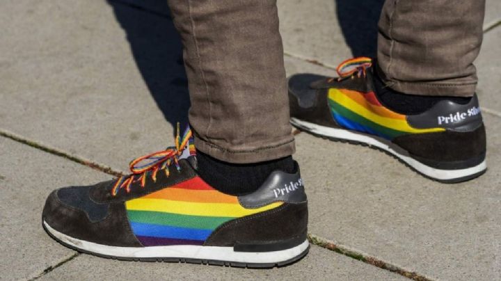 Acusan despido de maestro por usar tenis con bandera LGBT+ en Veracruz