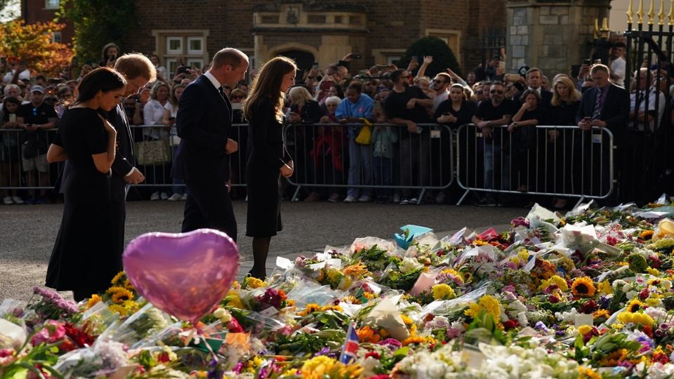 Los nuevos príncipes de Gales, Guillermo y Catalina, y los duques de Sussex, Enrique y Meghan, miraron las flores, las tarjetas y dibujos de niños depositados ante el castillo de Windsor.