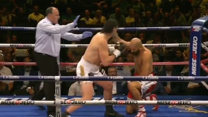 Boxeador explica la impactante razón por la que se arrodilló y se rindió apenas comenzó la pelea