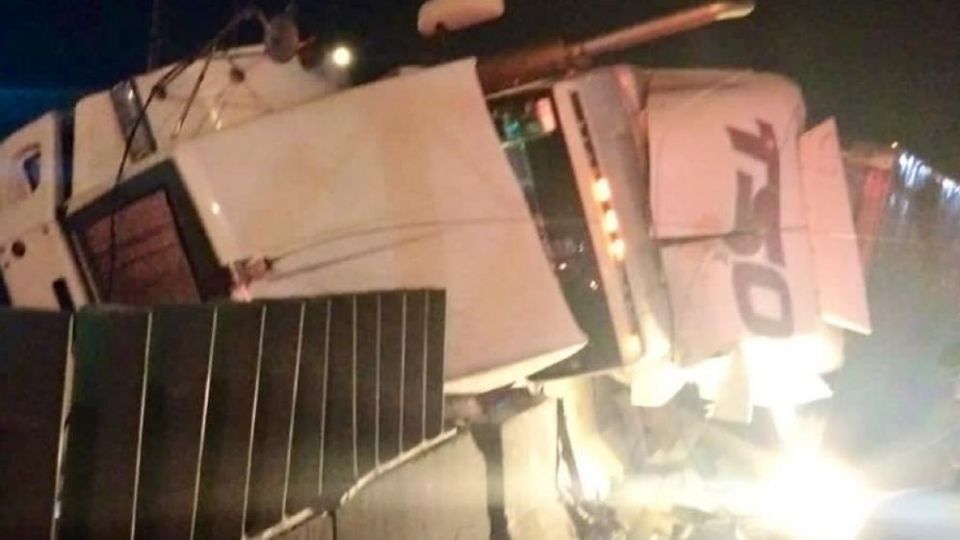 El tráiler volcó durante la madrugada de este martes en la alcaldía Iztapalapa.