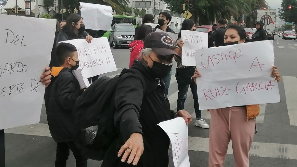 Familiares de Daniela Abigail de La Cruz protestaron frente al Hospital 1 de Octubre del ISSSTE.