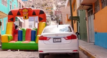 FOTO | Don “ching*n”: pachuqueño tapa calle con juego inflable