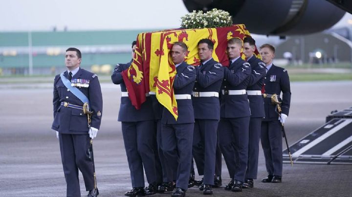 Miles de personas hacen fila en Londres para la capilla ardiente de Isabel II