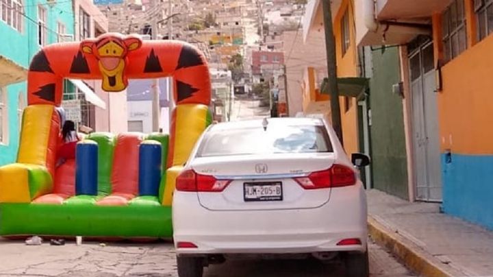 FOTO | Don “ching*n”: pachuqueño tapa calle con juego inflable