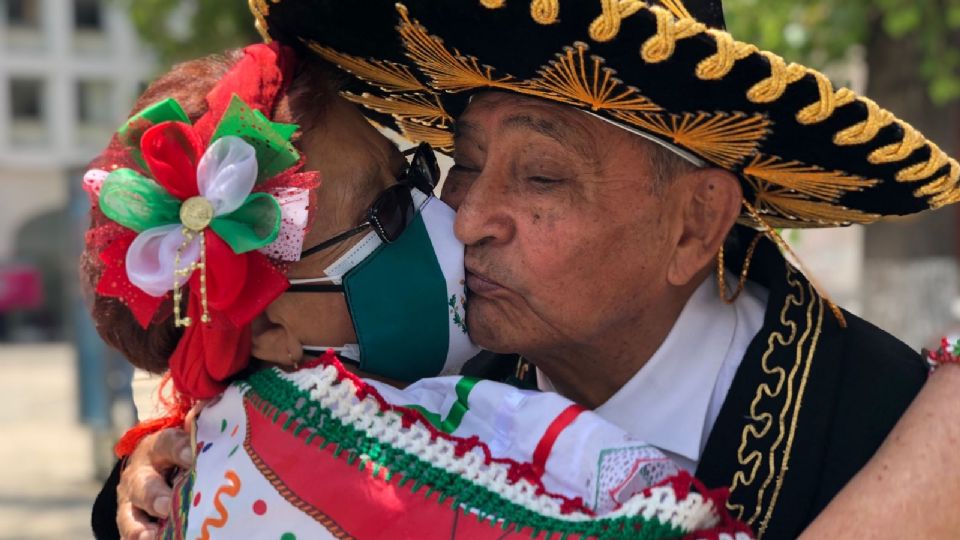 Gloria y Jesus se conocieron durante los Jueves de Jubilosos que se llevan a cabo en la Concha Acústica de Toluca.