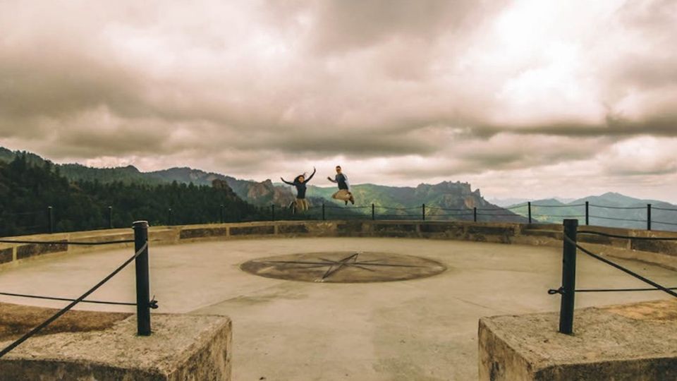 La forma rocosa se ubica a 2,770 metros sobre el nivel del mar, lo que resulta en vistas panorámicas impresionantes